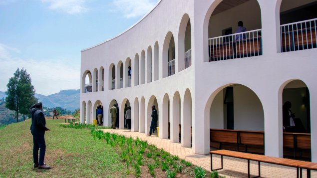 An image of the Oncology Support Center in the daytime. Guests convene along the outer corridor.