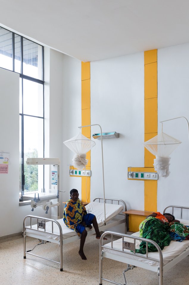 Rwinkwavu Neonatal Intensive Care Unit, Photo by Iwan Baan, Patient in open layout recovery room